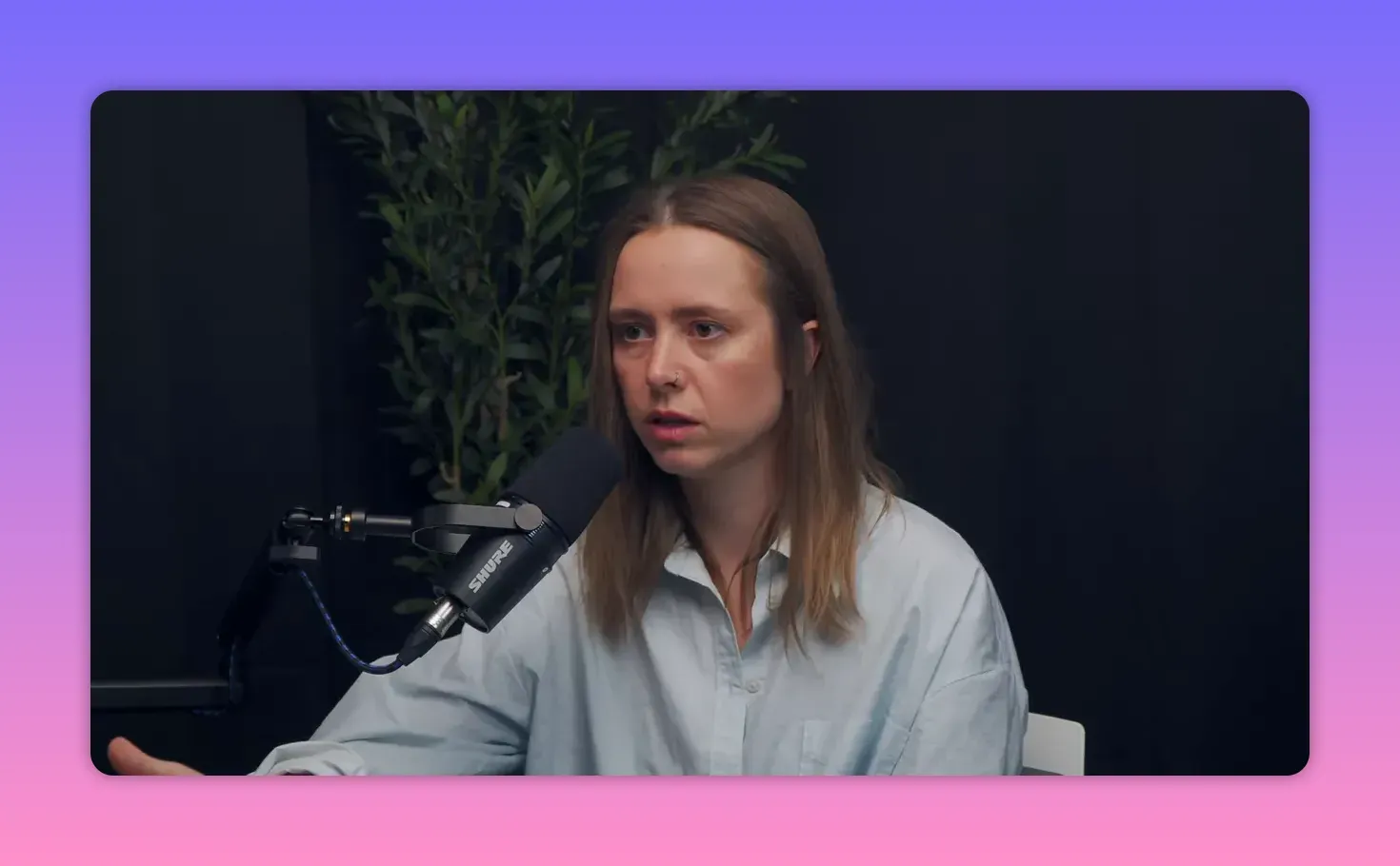 Елена Суворова в студии у микрофона, серьёзное выражение лица, крупный план среднего формата.