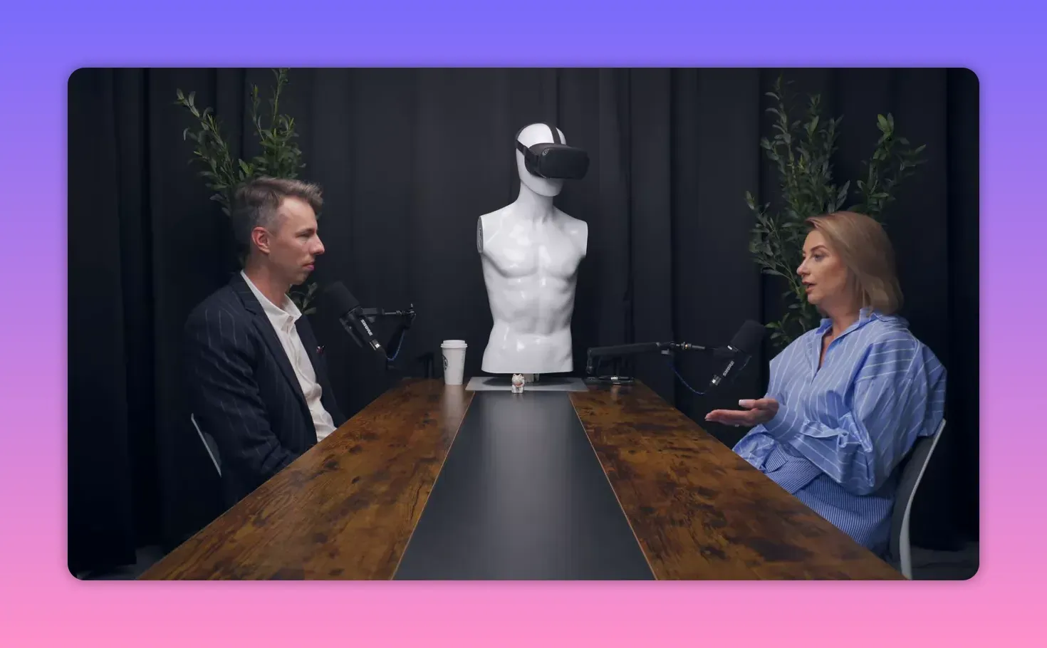 Широкий план студийного разговора: ведущий слева, гость справа, манекен в центре