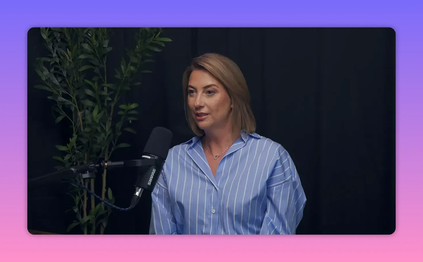 Крупный план Карины Захаровой в подкаст‑студии