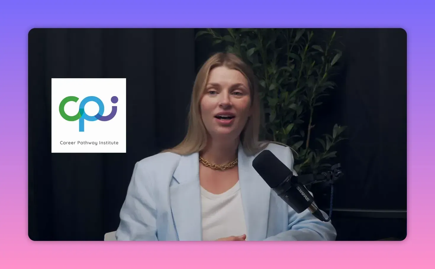 участница подкаста говорит в микрофон, слева виден логотип Career Pathway Institute
