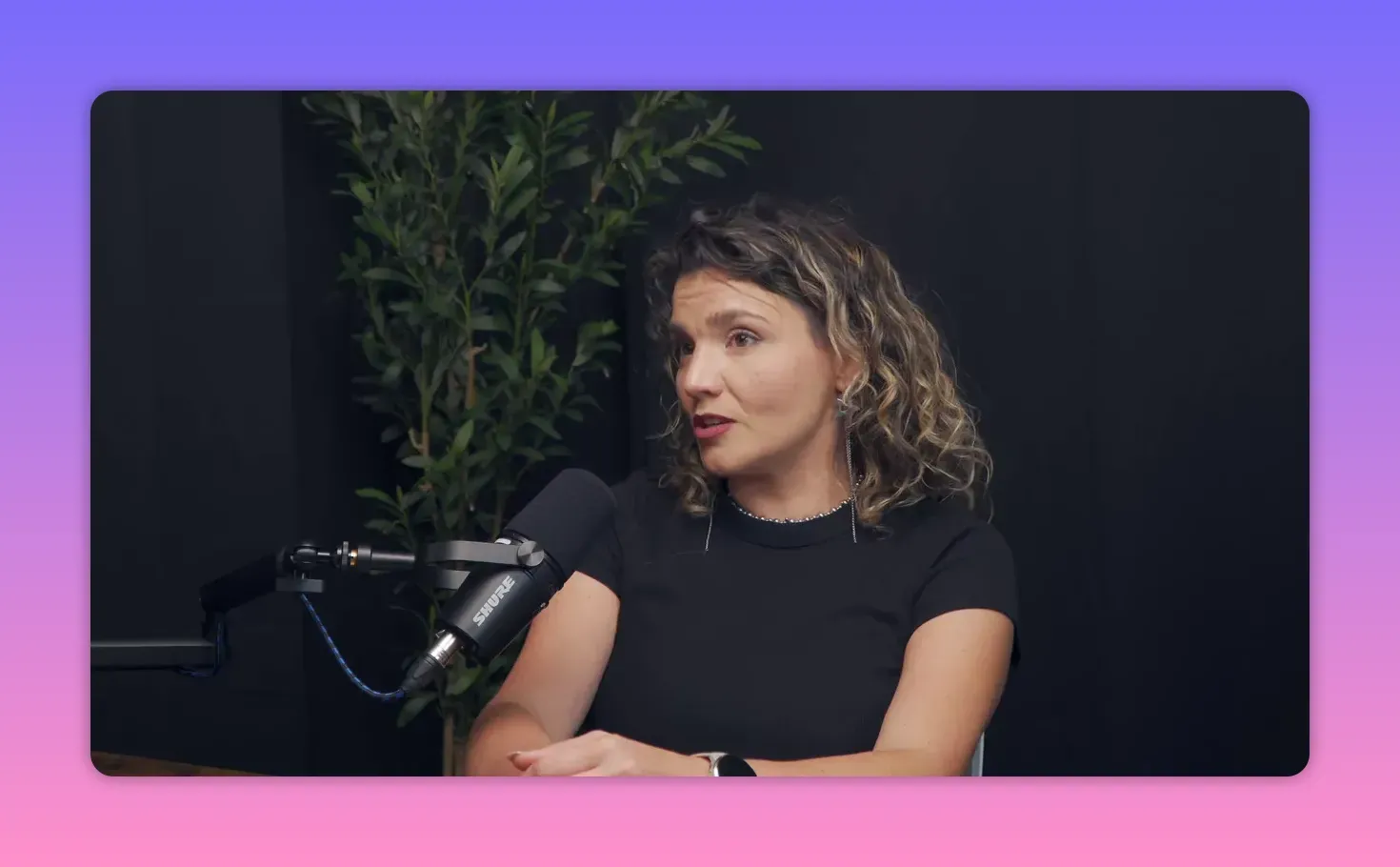 Крупный план женщины у микрофона в студии подкаста, задумчивое выражение лица