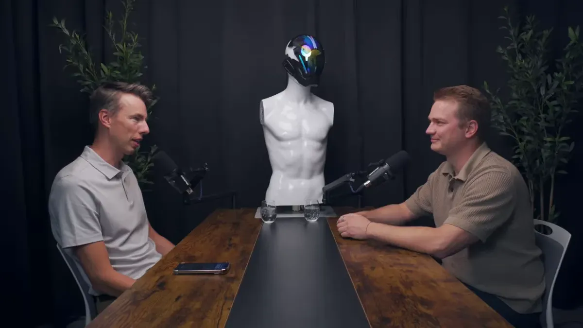 Саша и ведущий представляют интервью